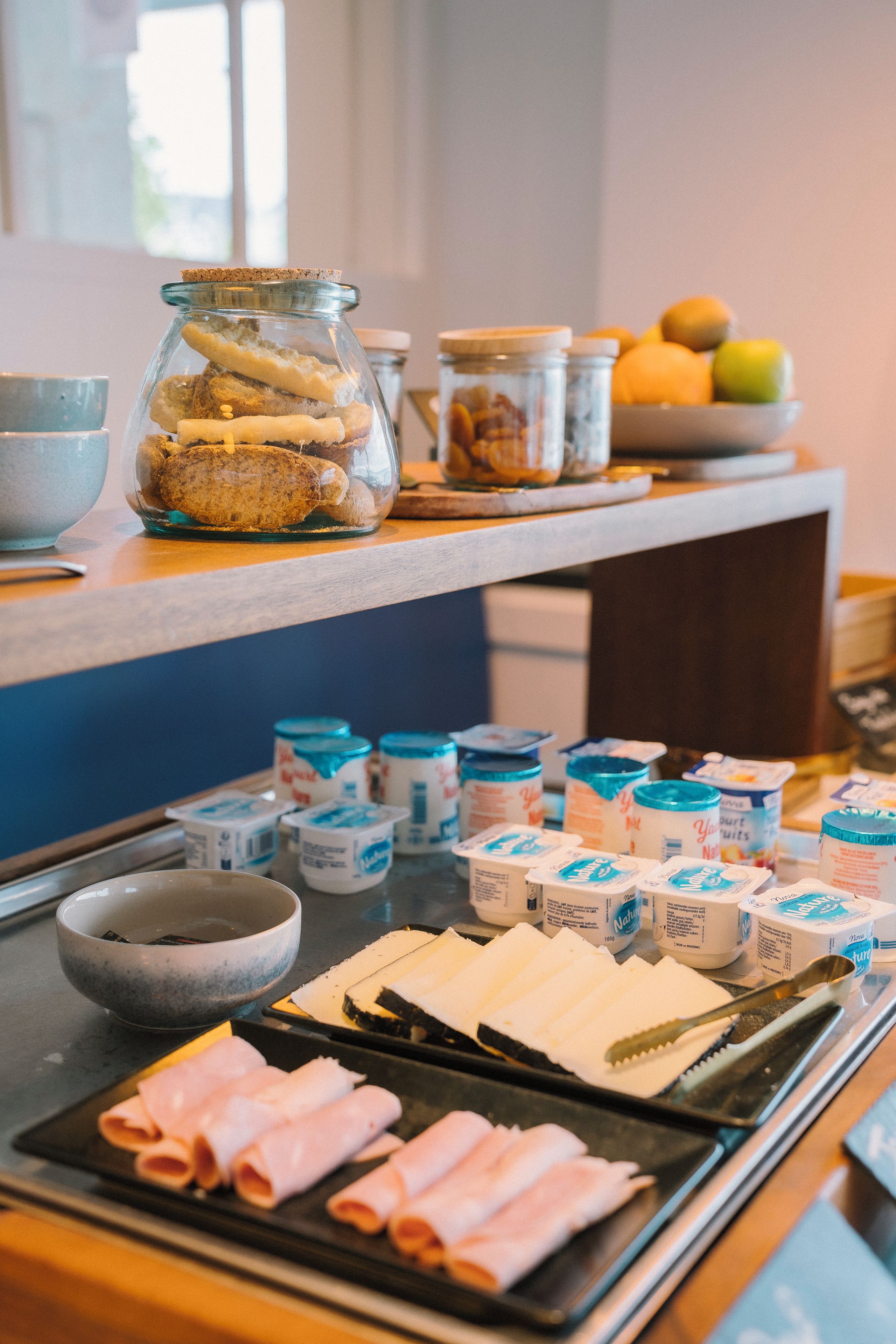 Een buffet met diverse gerechten en toevoegingen.