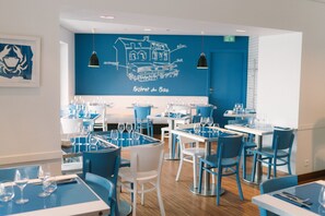 Breakfast, lunch, dinner served; seafood, sea views  - Hotel Et Bistrot Du Bac (Combrit)