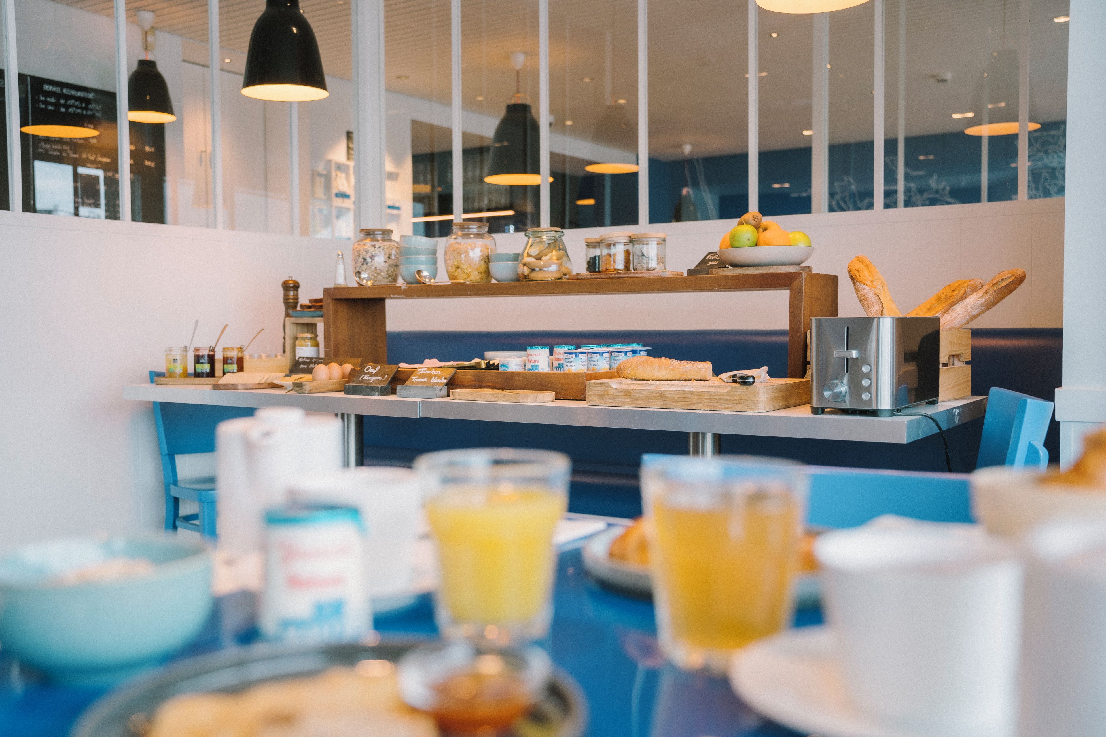 Ein reichhaltiges Frühstücksbuffet mit verschiedenen Speisen und Getränken.