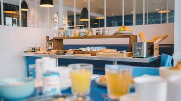 Ein reichhaltiges Frühstücksbuffet mit verschiedenen Speisen und Getränken.