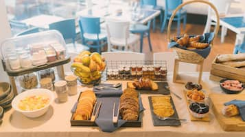 Petit-déjeuner, déjeuner et dîner servis sur place, vue sur la mer