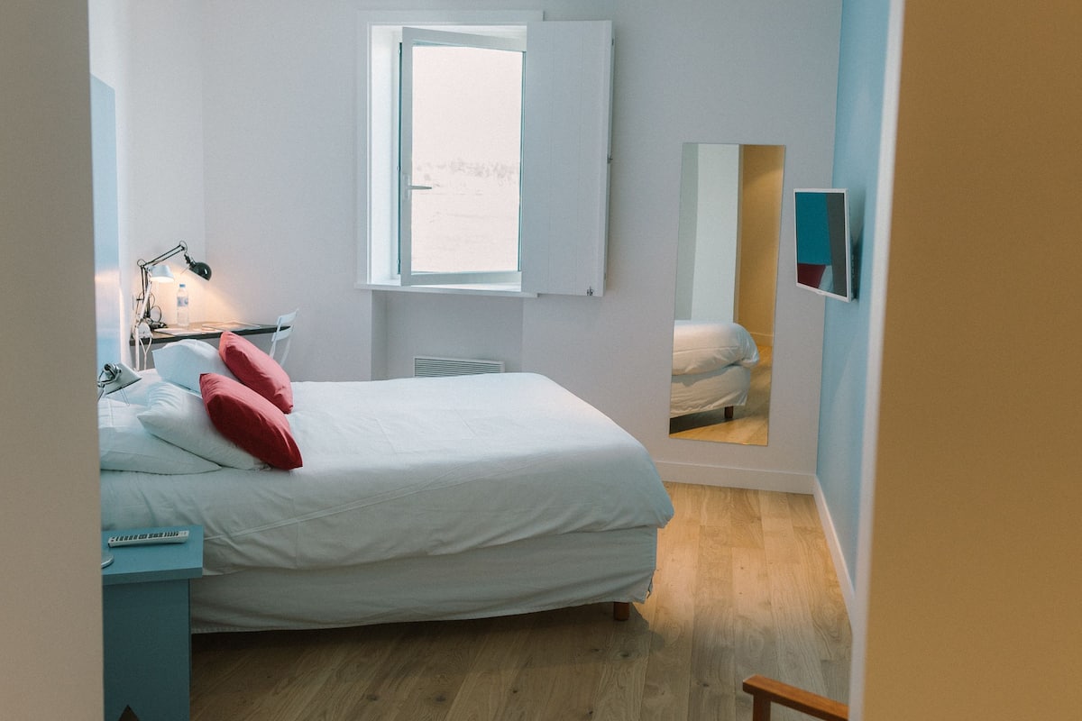 desk, free cots/infant beds, rollaway beds, free wifi