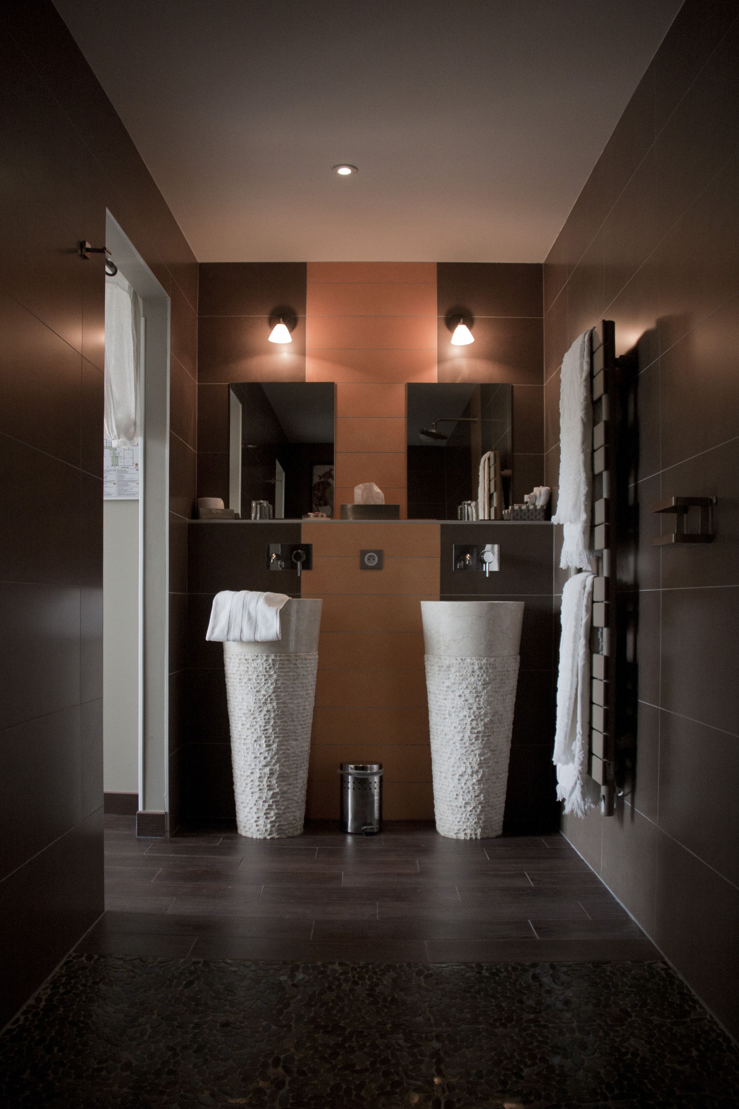 superior double room, terrace (dans anciens chais) | bathroom | free toiletries, hair dryer, dressing gowns, towels