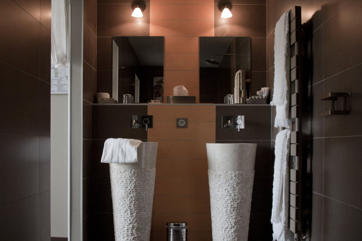 superior double room, terrace (dans anciens chais) | bathroom | free toiletries, hair dryer, dressing gowns, towels