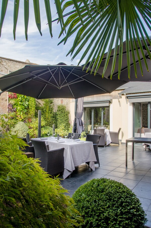 Breakfast, lunch, dinner served; French cuisine 