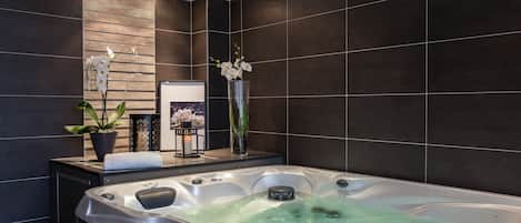 Sauna, steam room, Turkish bath/hammam, body treatments, facials