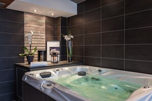 Sauna, steam room, Turkish bath/hammam, body treatments, facials