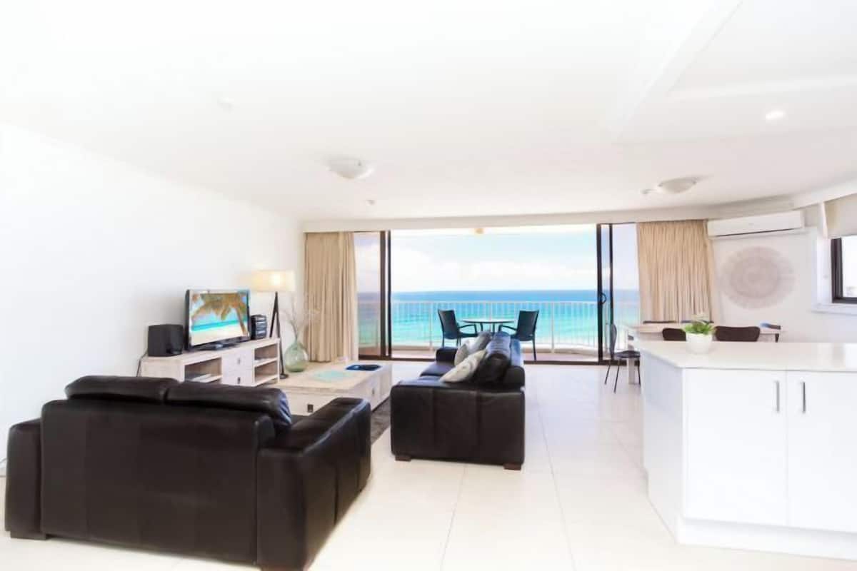 Living area | 30-inch flat-screen TV with cable channels, books