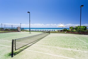 Tennis court - Breakers North Absolute Beachfront Apartments (Surfers Paradise)