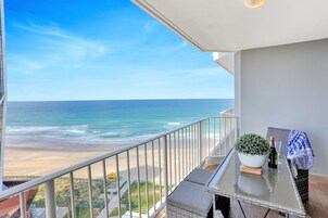 Un balcón con vista a la playa y al océano.