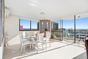 Superior Apartment, 2 Bedrooms, City View | In-room dining