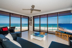 Apartamento, 2 habitaciones, frente a la playa | Zona de estar | Televisión de pantalla plana de 30 pulgadas con canales por cable