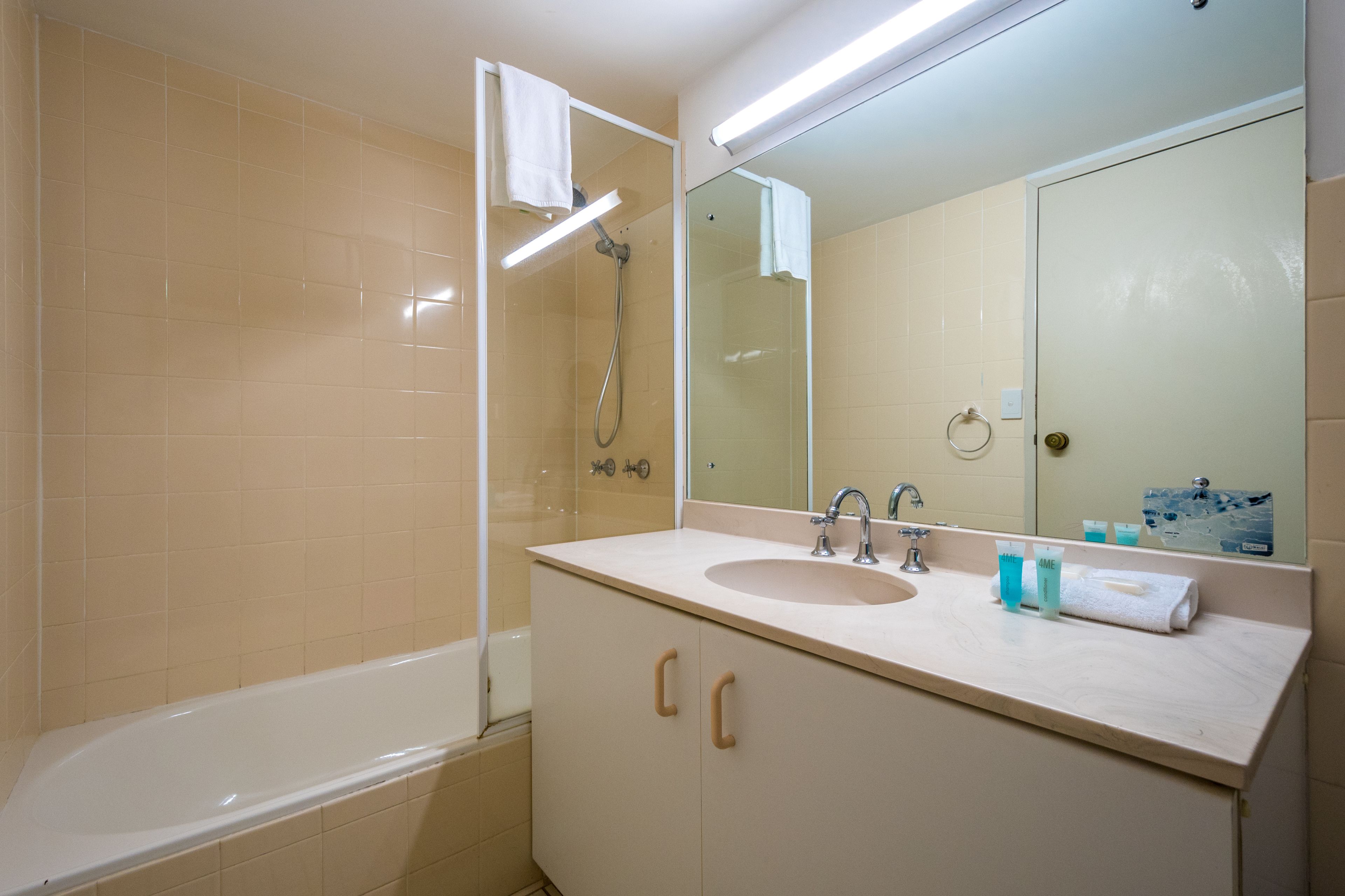 Un baño con una bañera, un lavabo y un espejo.