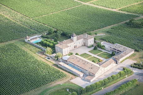 Vista aérea. Le Chateau De Besseuil
