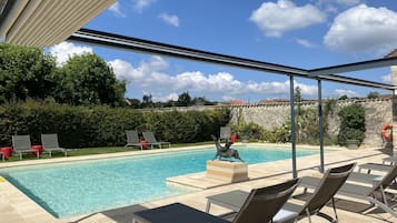 Piscine extérieure (ouverte en saison), chaises longues