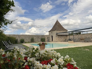 Seasonal outdoor pool, open 8:00 AM to 8:30 PM, sun loungers - Teritoria le Château de Besseuil (Clesse)