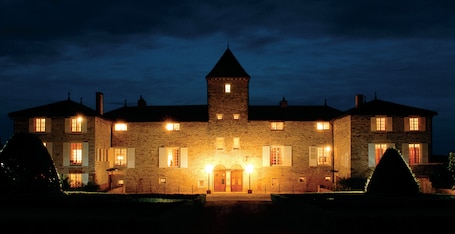 Fachada da propriedade Ć  noite