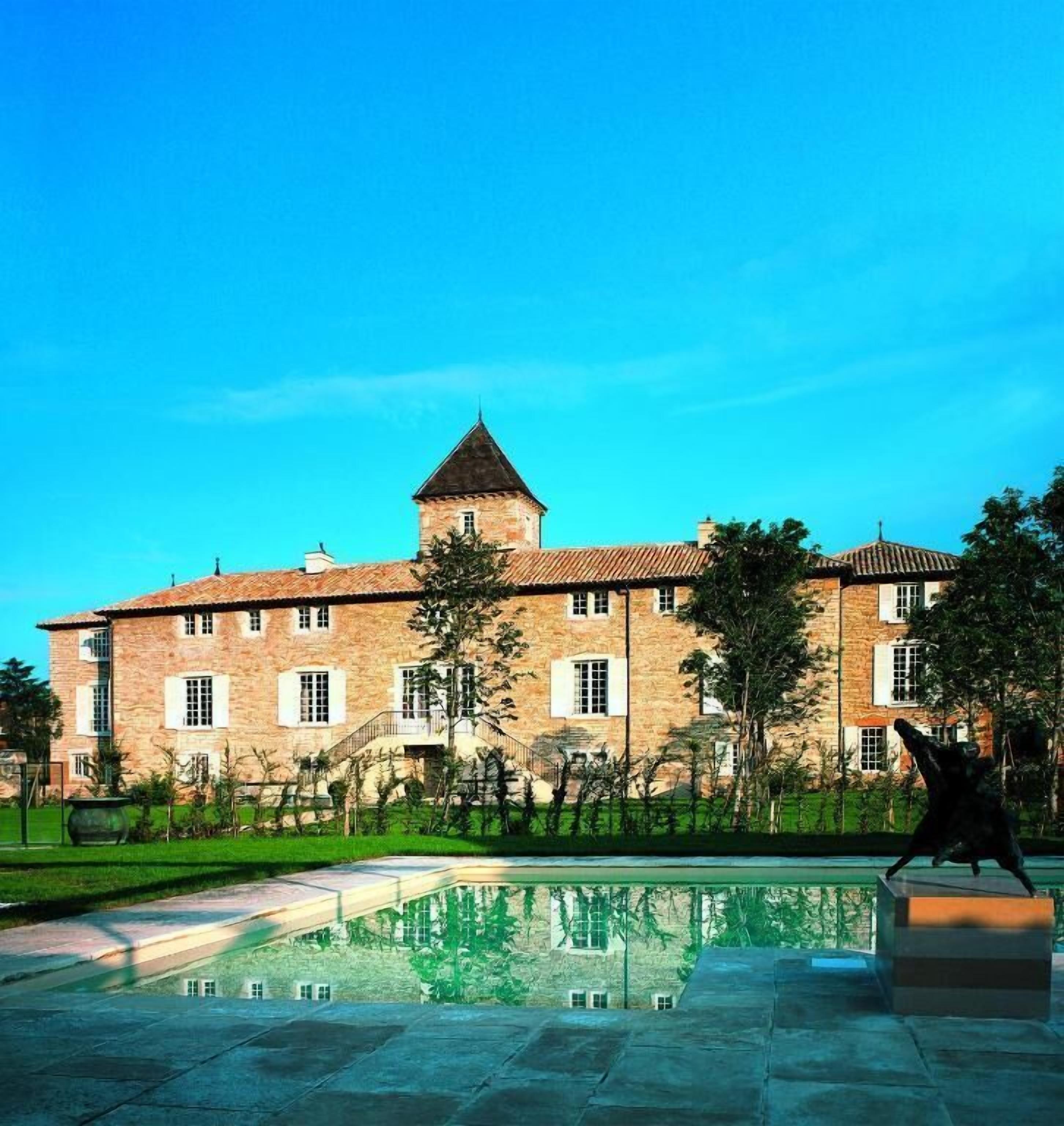 seasonal outdoor pool, open 8:00 am to 8:00 pm, pool loungers