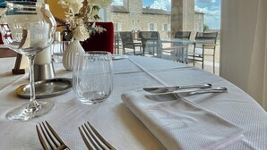 Mesa lista para comer con vista a un edificio histórico.