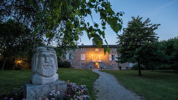 Voorkant accommodatie - avond/nacht