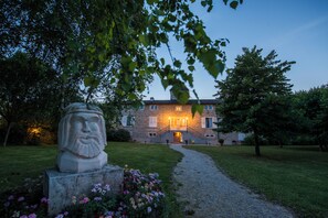 Façade de l’hébergement  – soirée/nuit