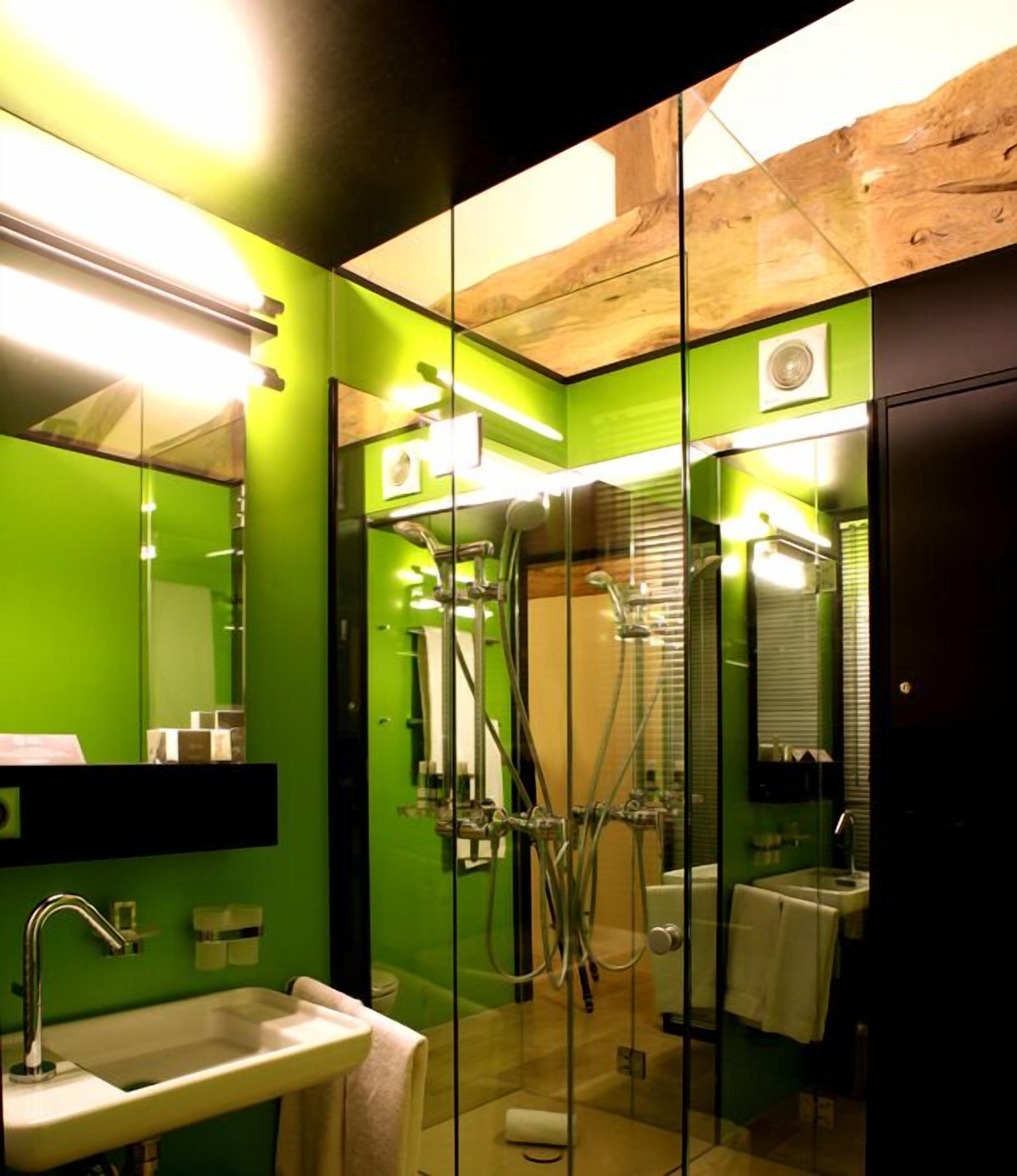 superior double room (in the annex) | bathroom | eco-friendly toiletries, hair dryer, bathrobes, towels