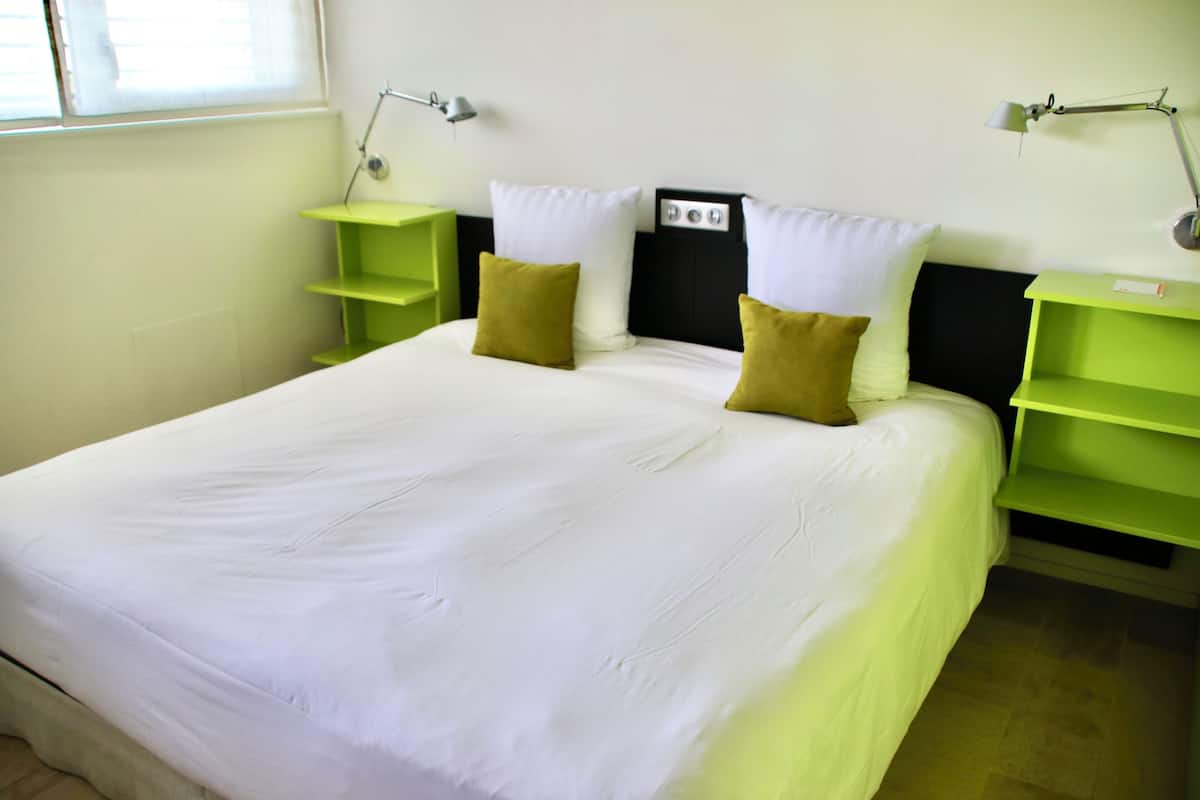 Standard Double Room (in the annex) | Peti besi dalam bilik, langsir/tirai gelap terus