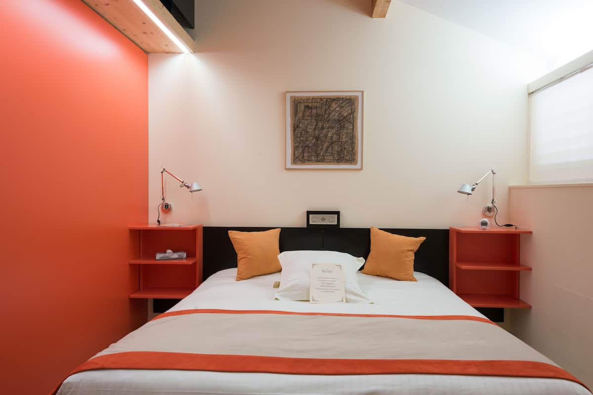 Family Room (4 people, in the annex) | Peti besi dalam bilik, langsir/tirai gelap terus
