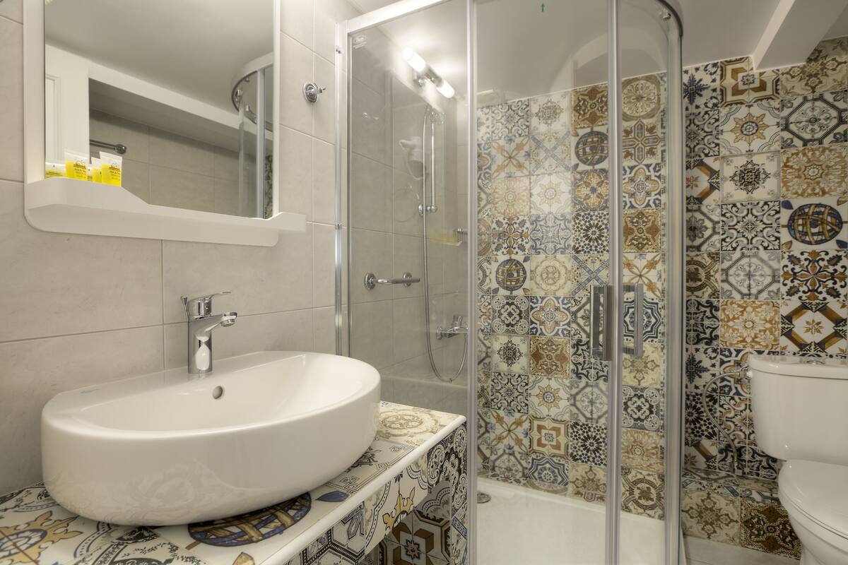 family room | bathroom | shower, designer toiletries, hair dryer, towels