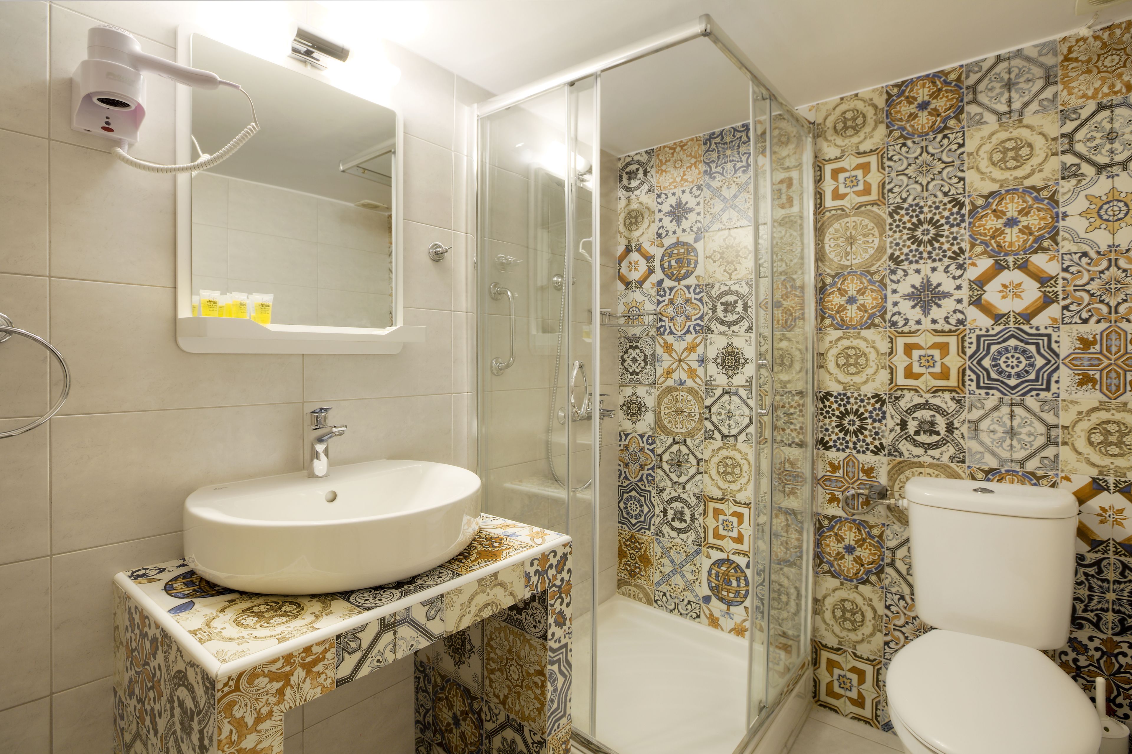 family suite, 2 bedrooms | bathroom | shower, designer toiletries, hair dryer, towels