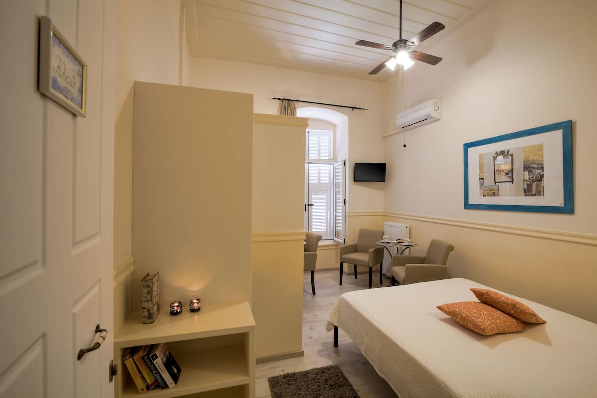 Single Room | 2 bedrooms, Egyptian cotton sheets, individually decorated, desk