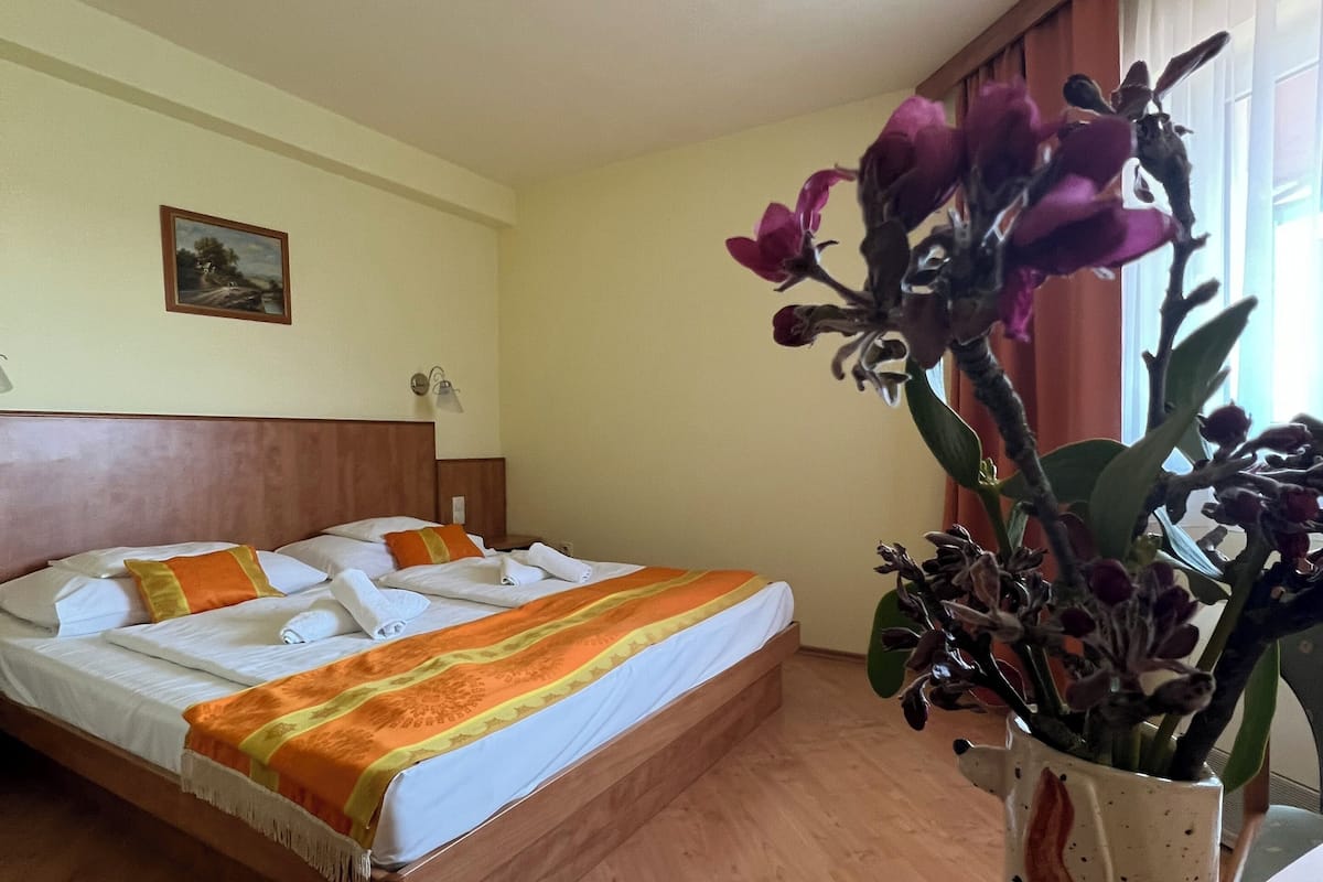 Habitación familiar | Escritorio, wifi gratis y ropa de cama