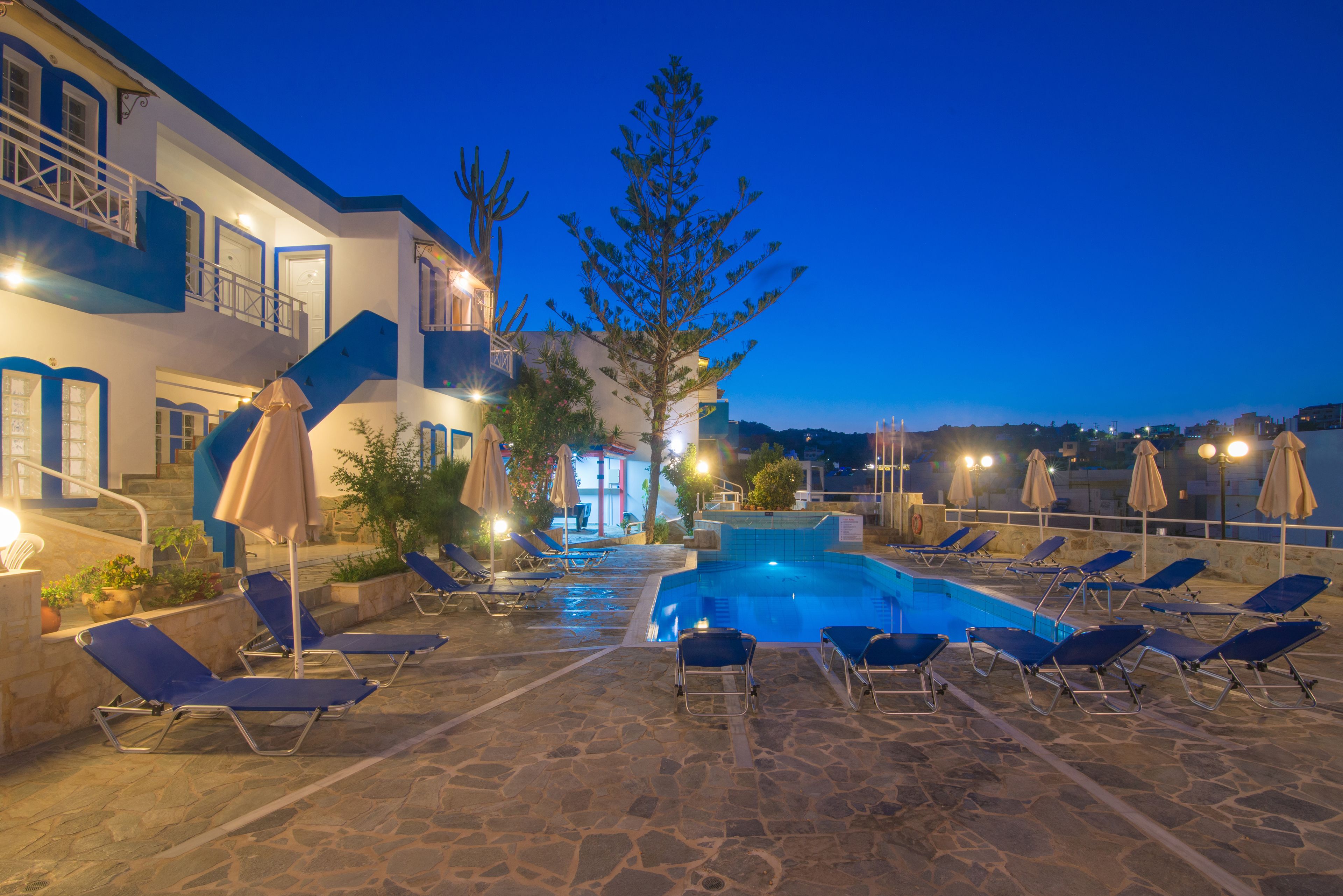 室外游泳池，開放時間為 09:00 至 18:00，提供日光浴躺椅