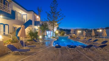 Alberca al aire libre, acceso de 09:00 a 18:00, y camastros