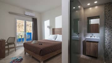 Regadera, secadora de cabello, toallas