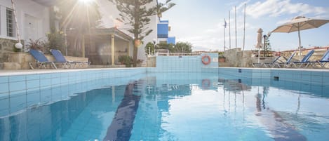 Piscine extérieure, chaises longues