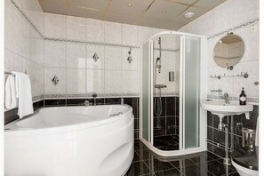Deluxe Room, 1 King Bed, Non Smoking, Jetted Tub | Bathroom