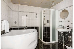 Quarto luxo, 1 cama King, para não fumantes, banheira de hidromassagem | Banheiro | Chuveiro, secador de cabelo, roupões de banho, toalhas de banho