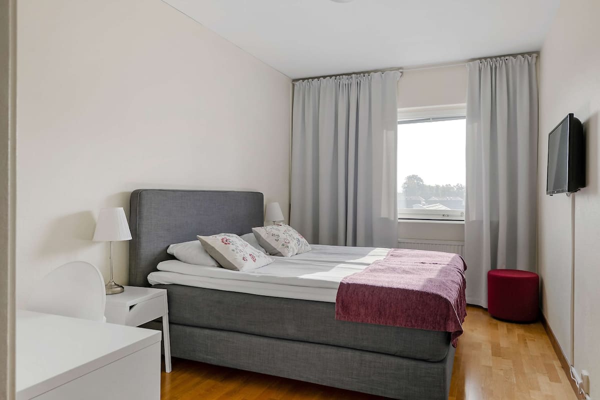 Standard Room, 1 King Bed, Non Smoking | Desk, laptop workspace, iron/ironing board, free WiFi