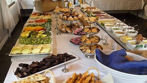 Une table de buffet garnie de divers plats et un lustre.