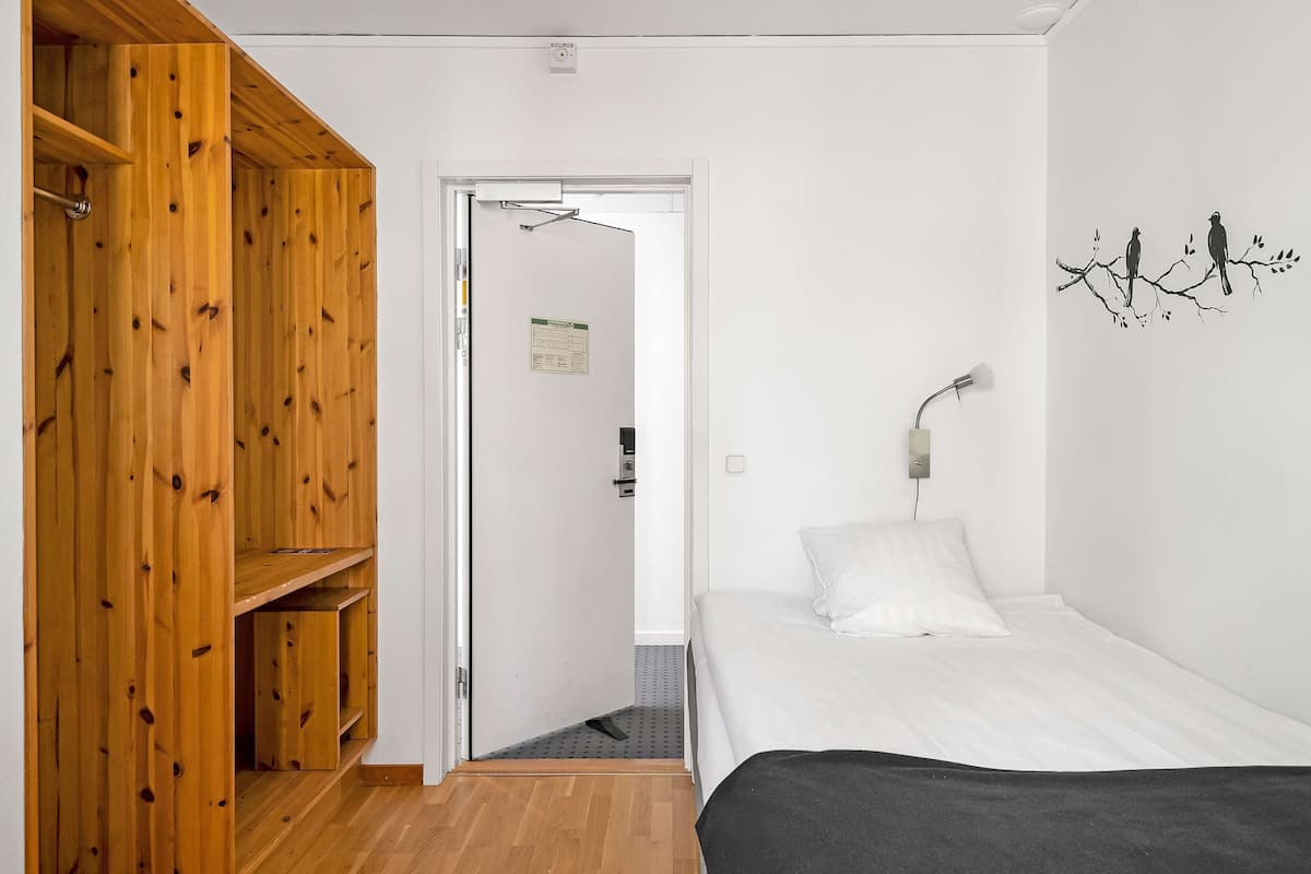 Standard Room, 1 Twin Bed, Non Smoking | Desk, laptop workspace, iron/ironing board, free WiFi