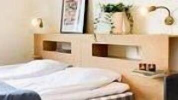 Doppelzimmer | Schreibtisch, laptopgeeigneter Arbeitsplatz, Bügeleisen/Bügelbrett