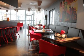 Free daily buffet breakfast  - Gloria Hotel (Ljubljana)