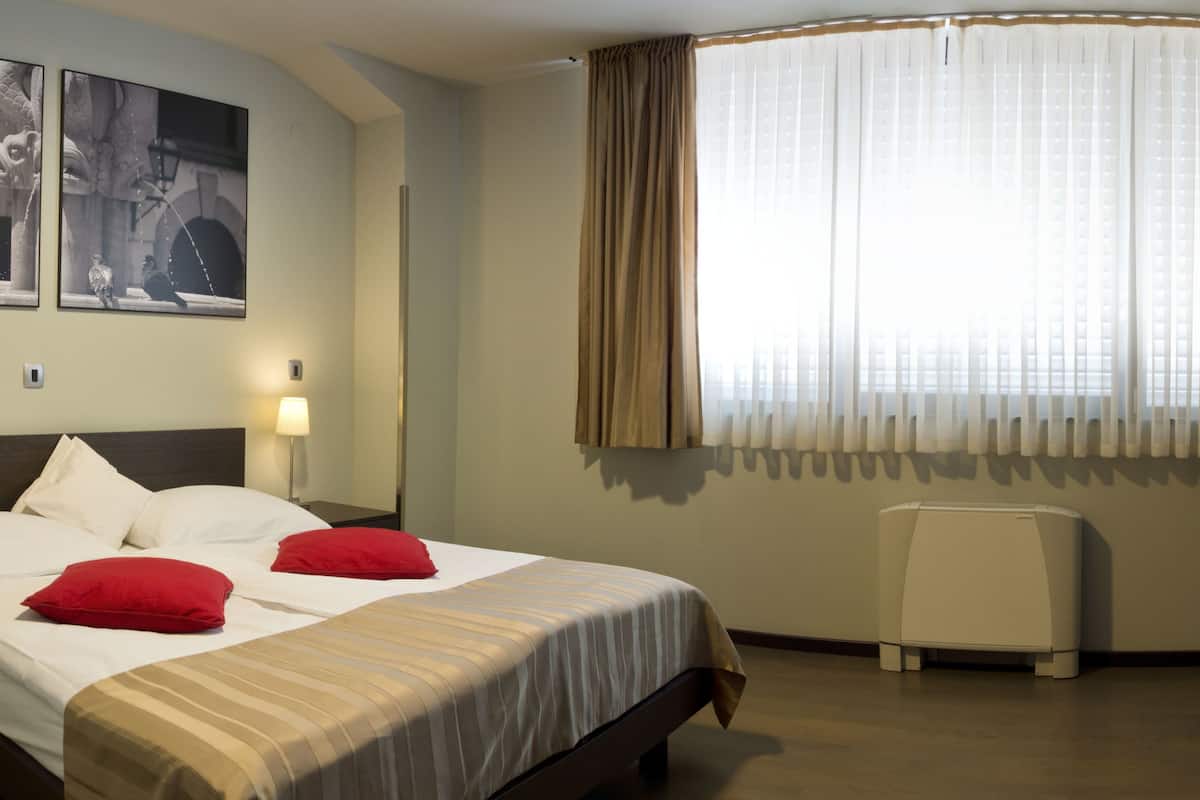 Hypo-allergenic bedding, minibar, in-room safe, soundproofing