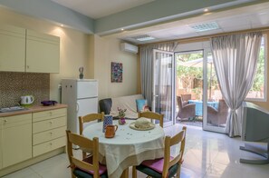 Apartment, 2 Bedrooms, Garden View | Private kitchen
