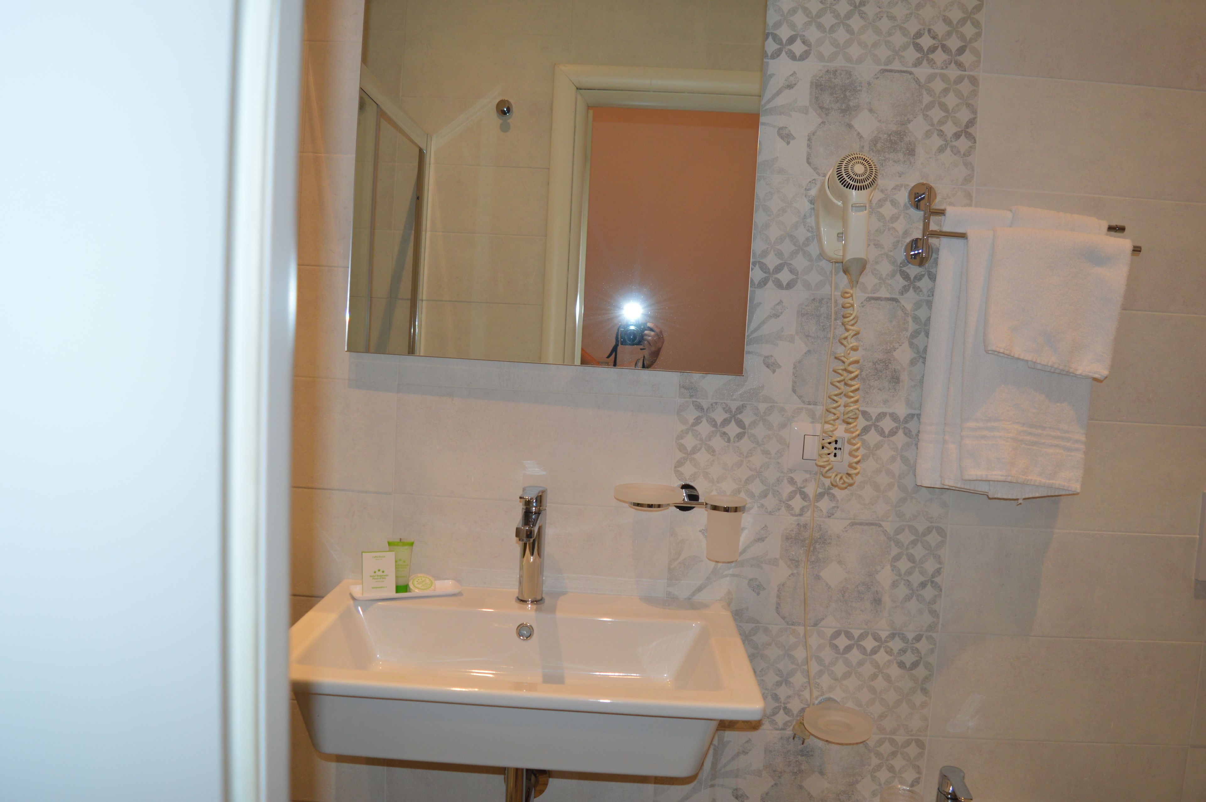 combined shower/bathtub, hair dryer, towels