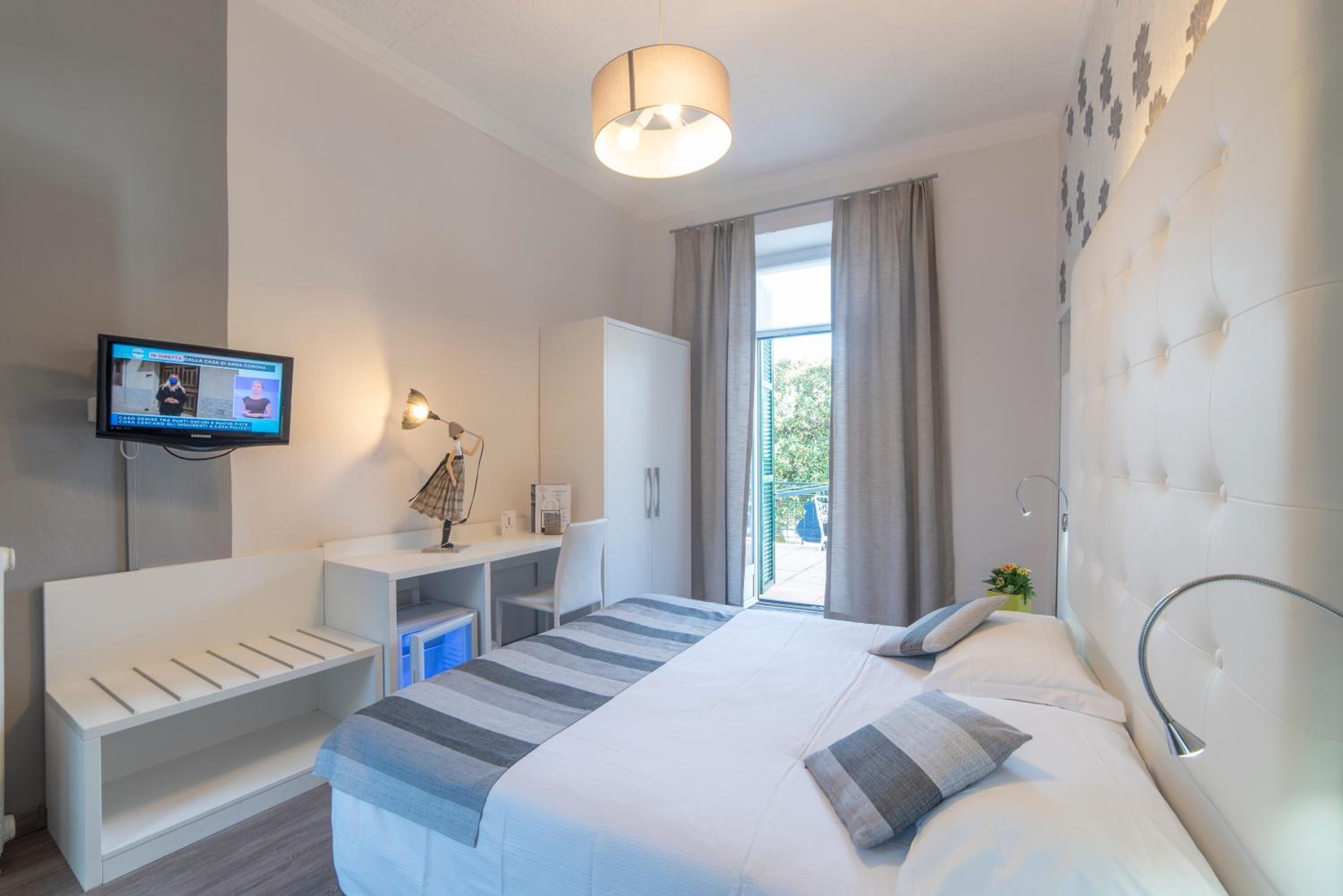 in-room safe, desk, free wifi