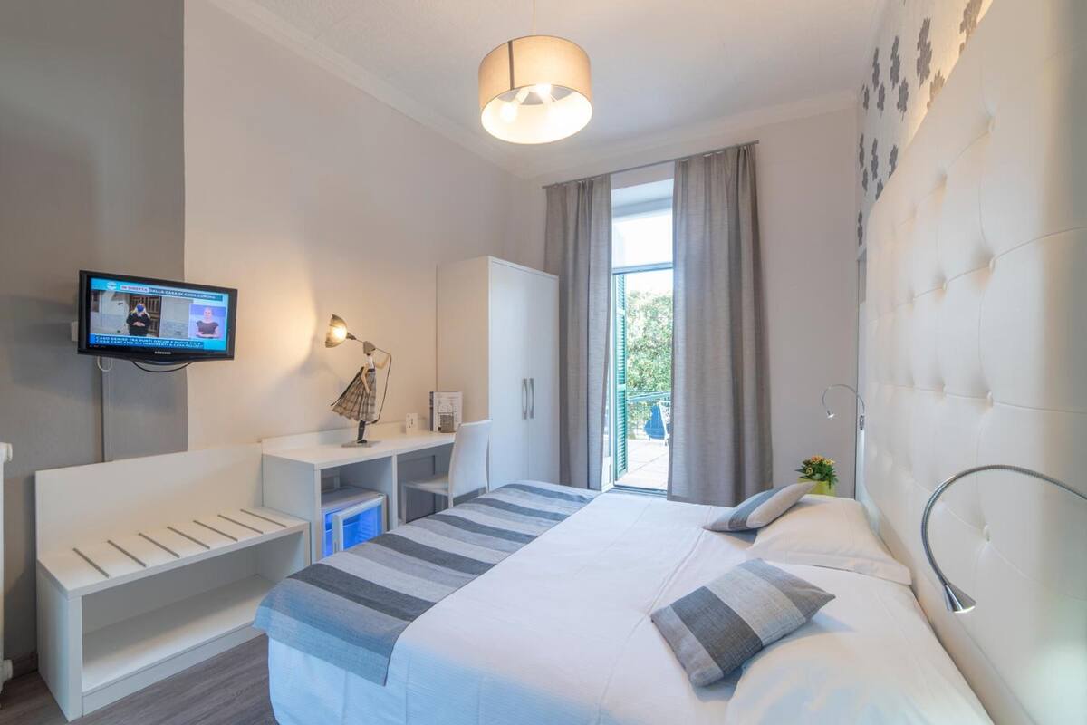 in-room safe, desk, free wifi