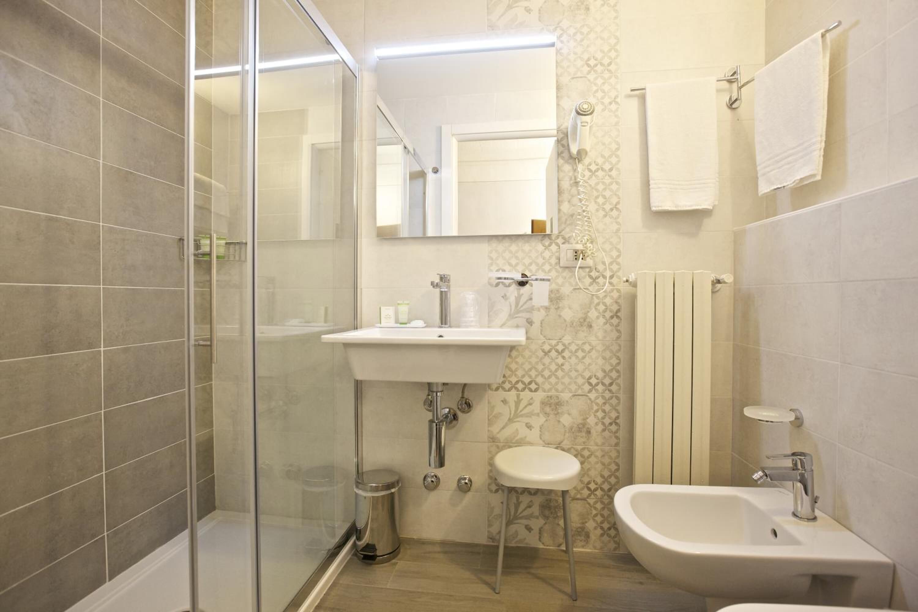 combined shower/bathtub, hair dryer, towels