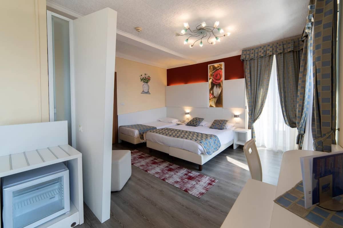 in-room safe, desk, free wifi